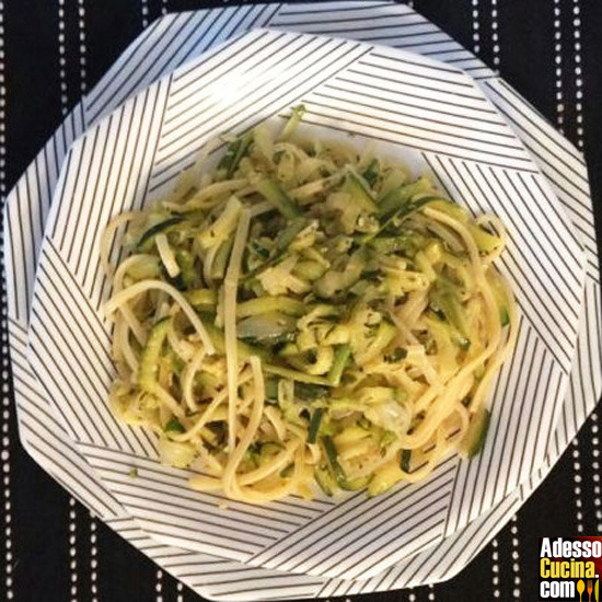 Linguine con zucchine al timo e limone