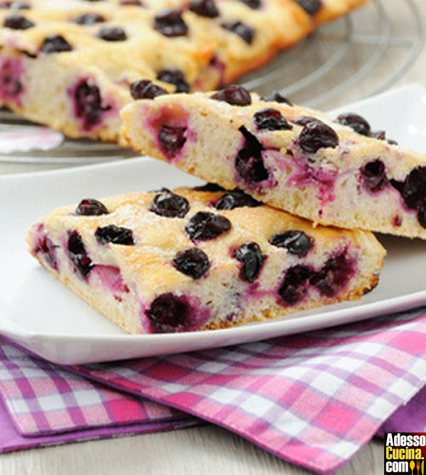 Focaccia con uva nera - Ricetta