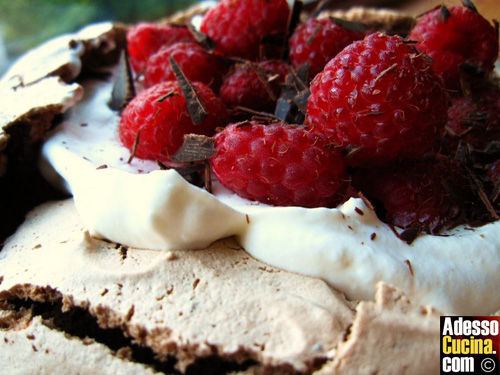 Pavlova al cioccolato e lamponi