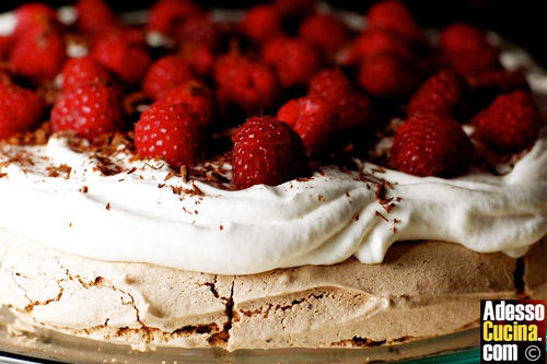 Pavlova al cioccolato e lamponi