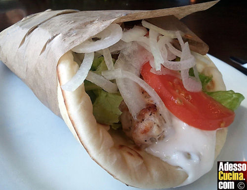 Souvlaki con pita greca