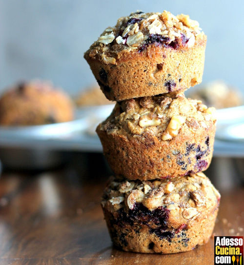 Muffin ipocalorici alla banana e mirtilli