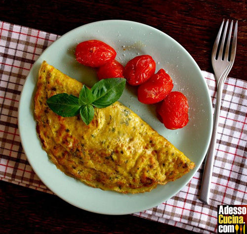 Omelette al formaggio con pomodori e cipolle arrostiti