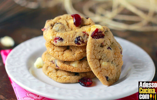 Cookies ipocalorici al cioccolato bianco e mirtilli rossi