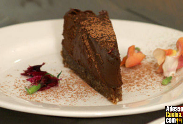 Torta aromatica al cioccolato crudo