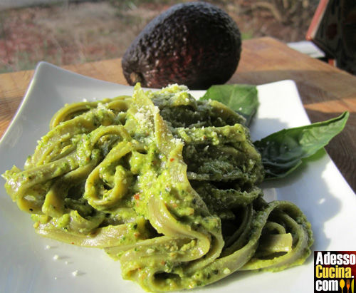 Tagliolini di spinaci con avocado