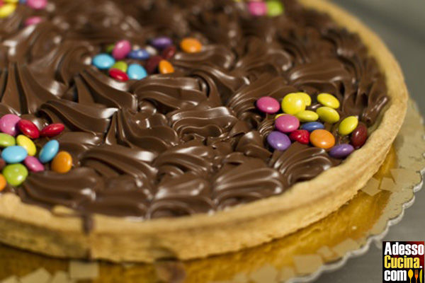 Crostata con ciuffi di nutella e smarties - Ricetta