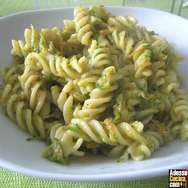 Fusilli con scalogno e zucchine