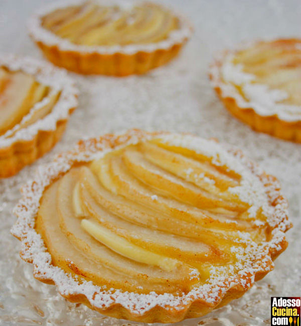 Tartellette alle pere con zucchero semolato