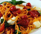 Spaghetti con tonno, acciughe e olive nere