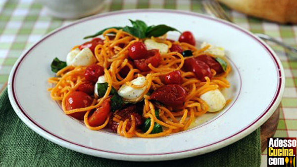 Spaghetti con tonno, acciughe e olive nere - Ricetta
