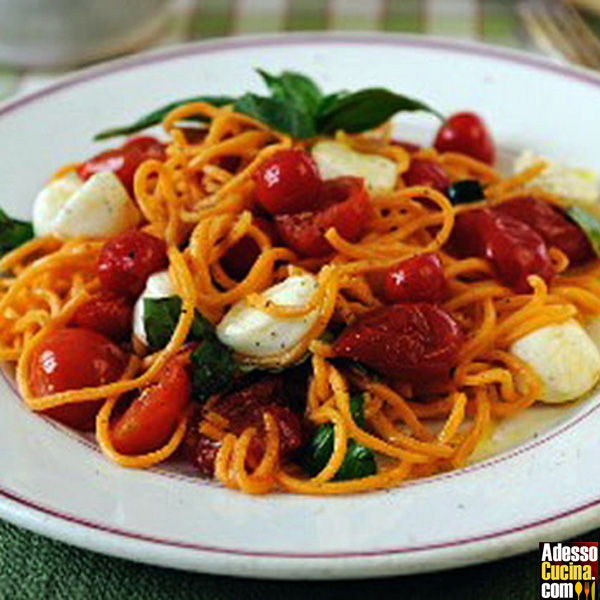 Spaghetti con tonno, acciughe e olive nere