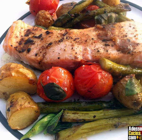 Salmone al forno con asparagi arrostiti