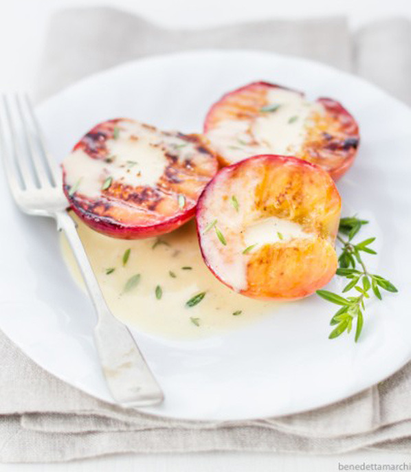 Pesche grigliate con salsa alla vaniglia e timo limone