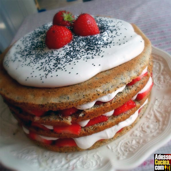 Torta alle fragole e semi di papavero