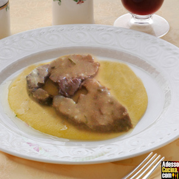 Arrosto di maiale al latte in pentola a pressione con polenta