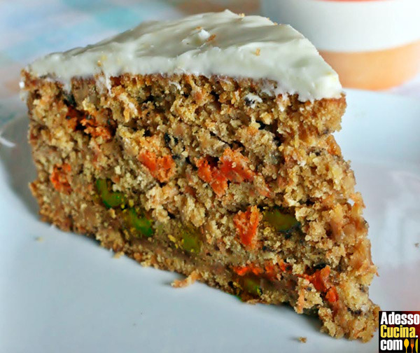 Torta di pistacchi, carote e cioccolato bianco