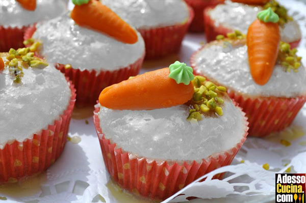 Torta di pistacchi, carote e cioccolato bianco