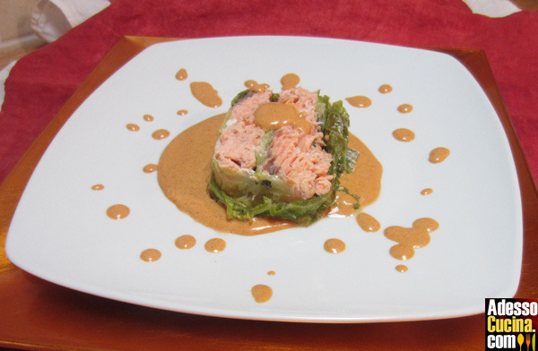 Terrina di verza con ripieno di salmone con salsa al curry - Ricetta