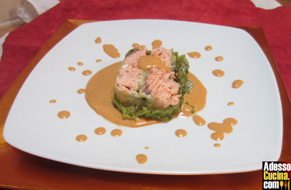 Terrina di verza con ripieno di salmone con salsa al curry