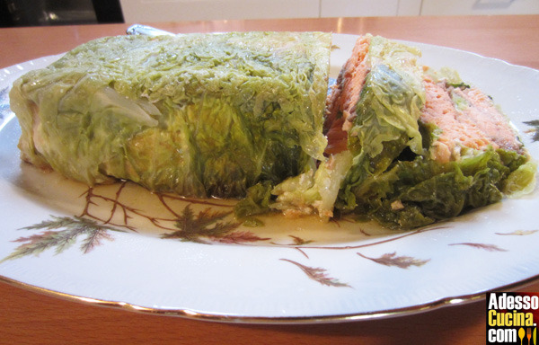 Terrina di verza con ripieno di salmone con salsa al curry