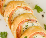 Roll di crepes con salmone e forma...