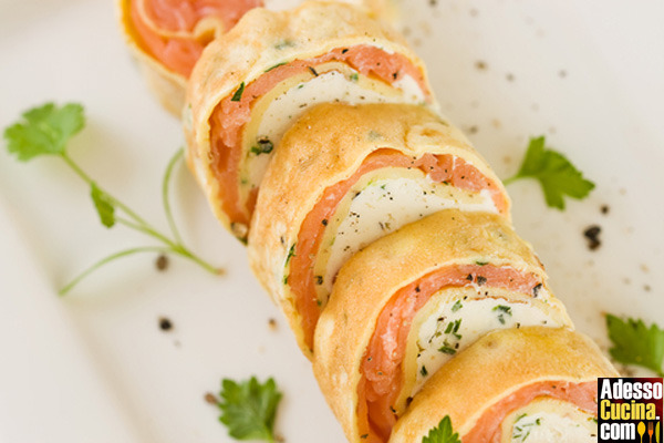 Rollè di crepes con salmone e formaggio - Ricetta