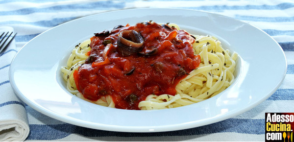 Linguine con pomodoro e acciughe