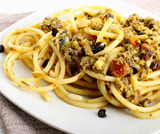 Bucatini con pangrattato, acciughe e olive