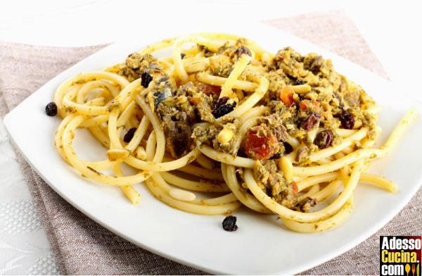 Bucatini con pangrattato, acciughe e olive - Ricetta