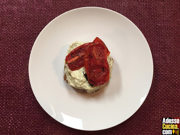 Hamburger di seitan con salsa tartara di soia e pomodori confit - Ricetta