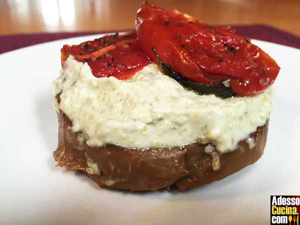 Hamburger di seitan con salsa tartara di soia e pomodori confit