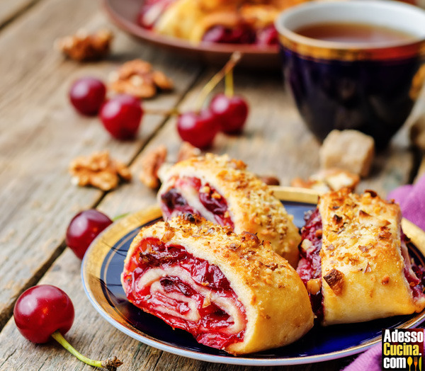 Rotolo alla ciliegia con crosta di noci