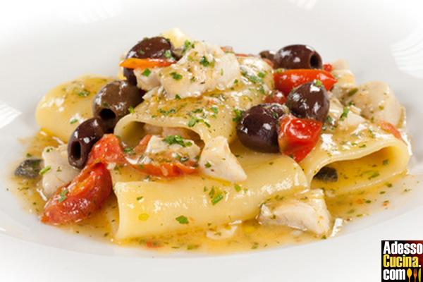 Paccheri di Gragnano con pesce e olive - Ricetta