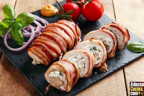 Involtini di pollo con formaggio e spezie