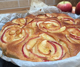 Torta con rose di mele scenografica