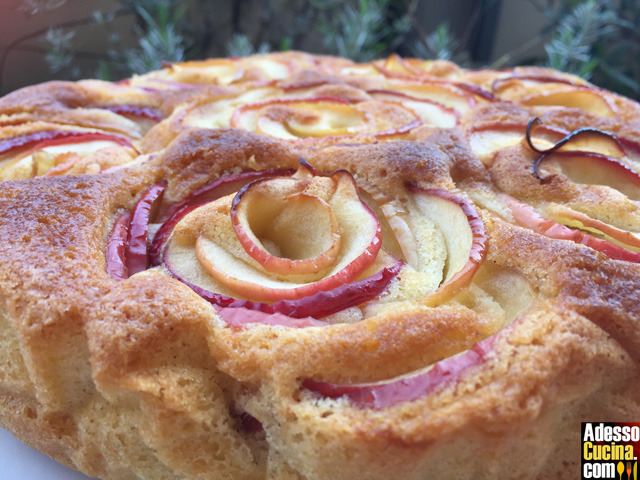 Torta con rose di mele scenografica