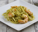 Spaghetti al pesto con gamberi e mandorle