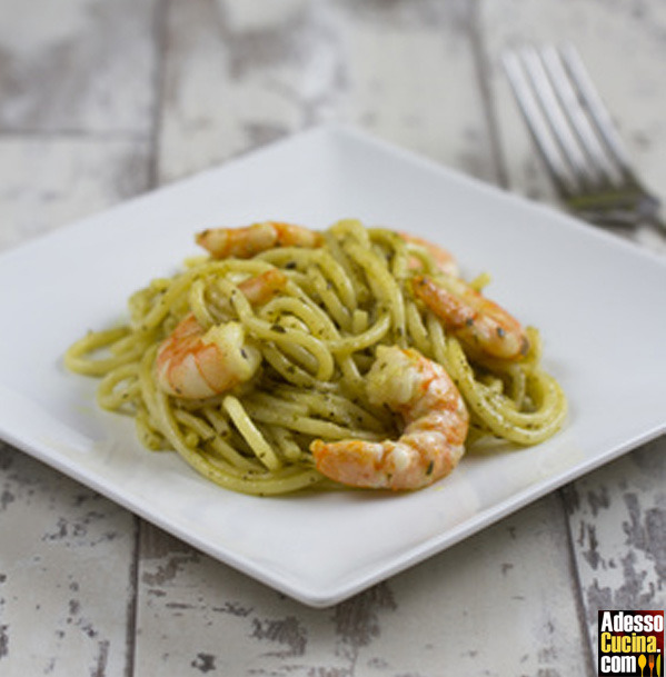 Spaghetti al pesto con gamberi e mandorle