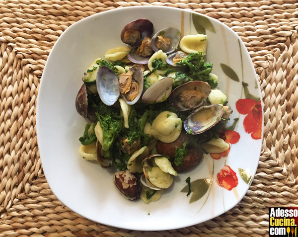 Orecchiette con cime di rapa, vongole e pomodori secchi - Ricetta