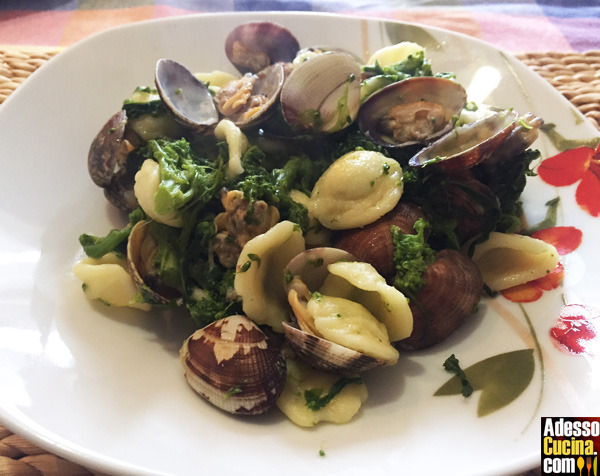 Orecchiette con cime di rapa, vongole e pomodori secchi