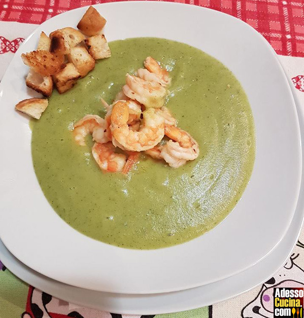 Crema di broccoli con gamberi e cubetti di pane fritti 