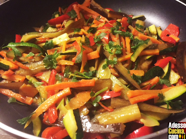 Verdure in padella saltate con soia e zenzero