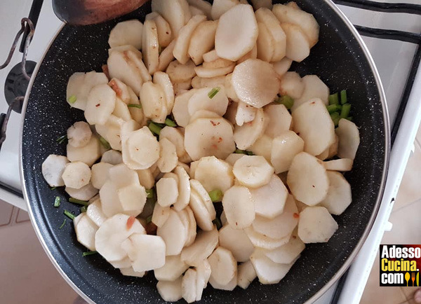 Tagliatelle con topinambur e acciughe