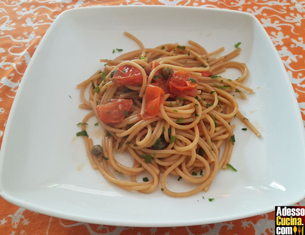 Spaghetti con acciughe e pomodorini - Ricetta su AdessoCucina.com