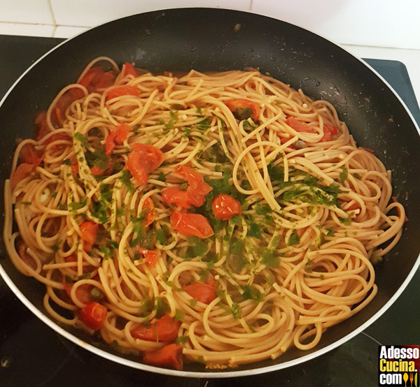 Spaghetti con acciughe e pomodorini