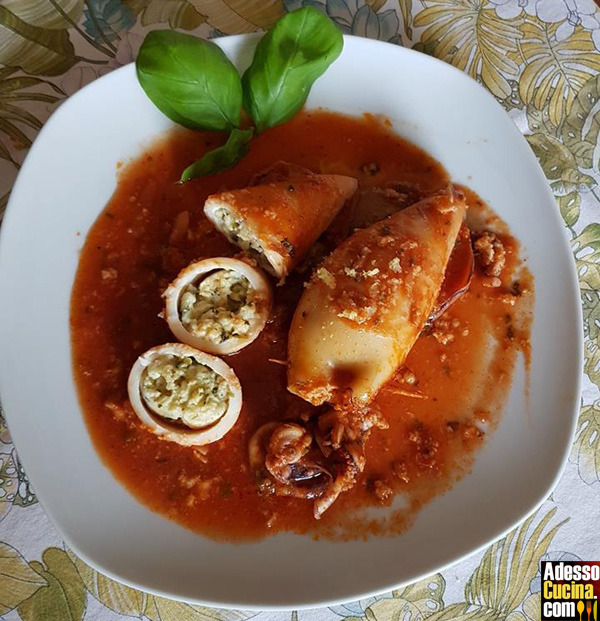 Calamari ripieni di pane, pecorino e uovo in rosso