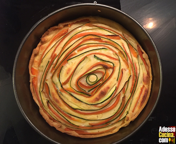 Torta salata con girandola di zucchine e carote