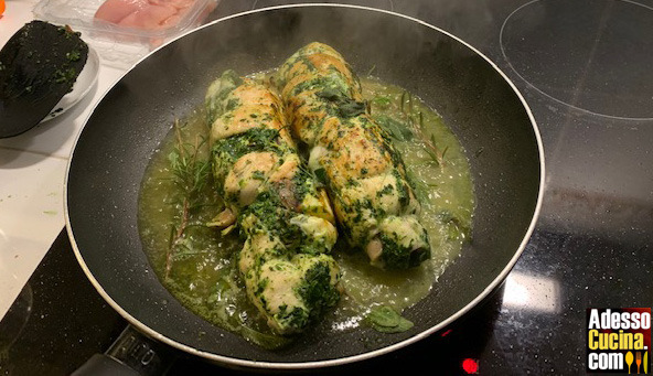 Rotolo di petti di pollo ripieno arrosto