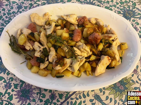 Padellata pollo, salsiccia, zucchine e patate